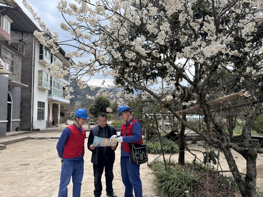 圖六為：入戶宣傳安全用電知識(shí)